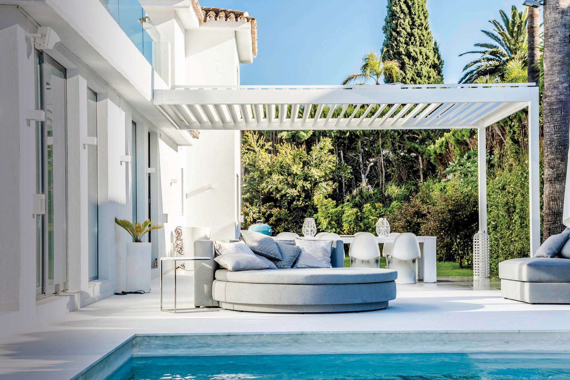Weiße Lamellendach-Pergola als Überdachung einer Terrasse mit Pool
